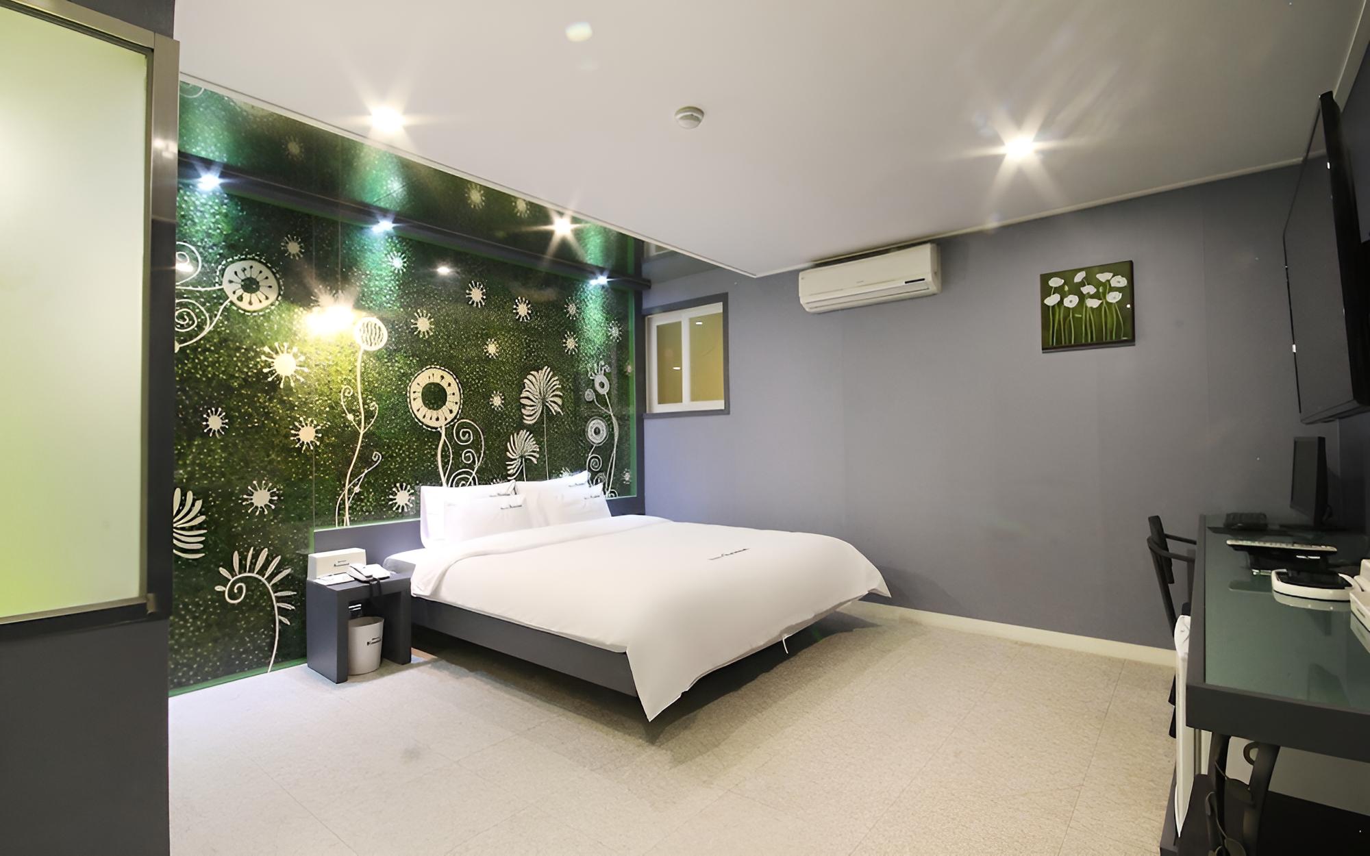 Room (Premium (Free use of Netflix Apple Di) - Photo 11