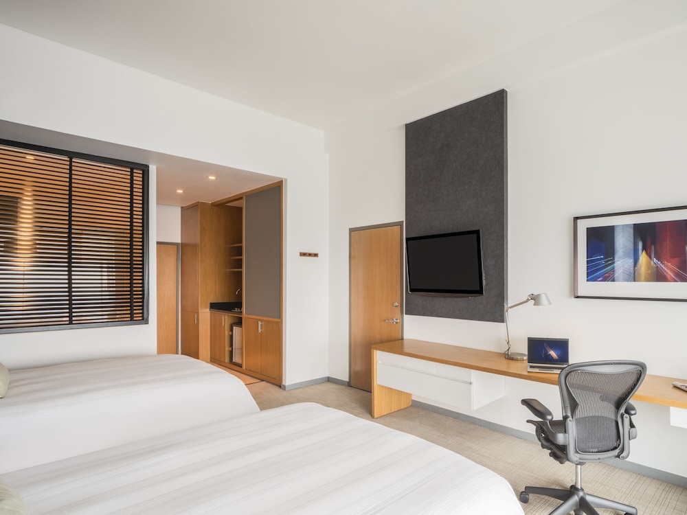 Premier Executive Room, 2 Queen Beds - Photo 7