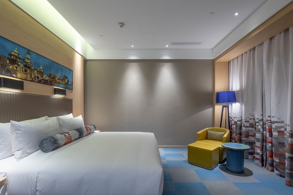 Room, 1 King Bed (Savvy) photo 3