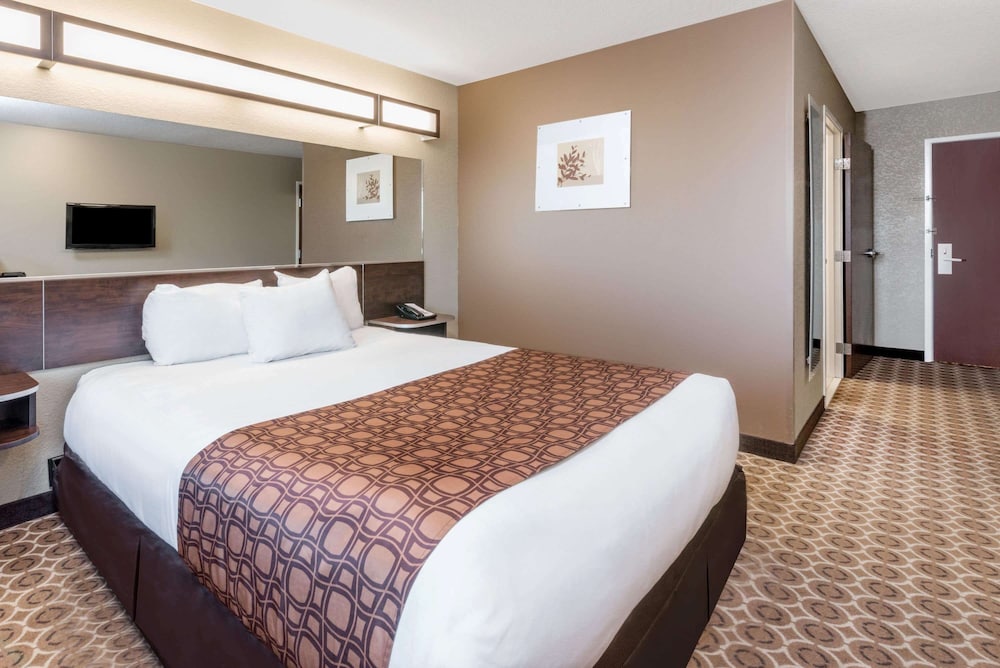 Suite, 1 Queen Bed, Non Smoking - Photo 2