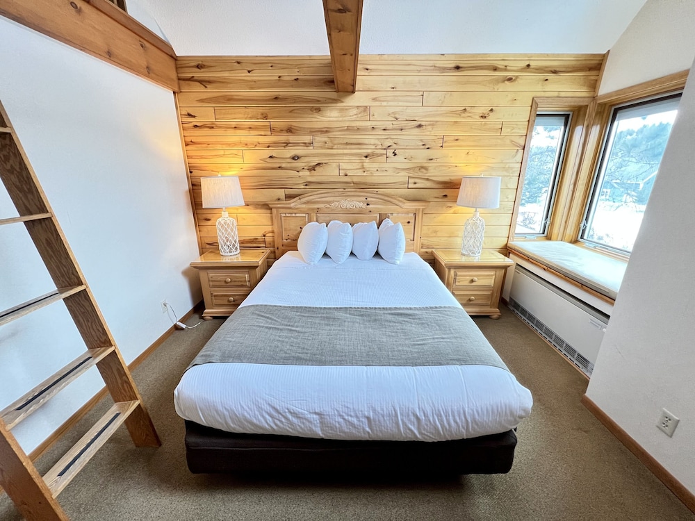 Lakeside Guest Room