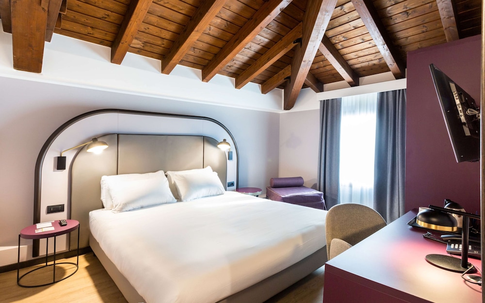 Superior Room, 1 King Bed, Non Smoking (with Single Sofabed) - Photo 5