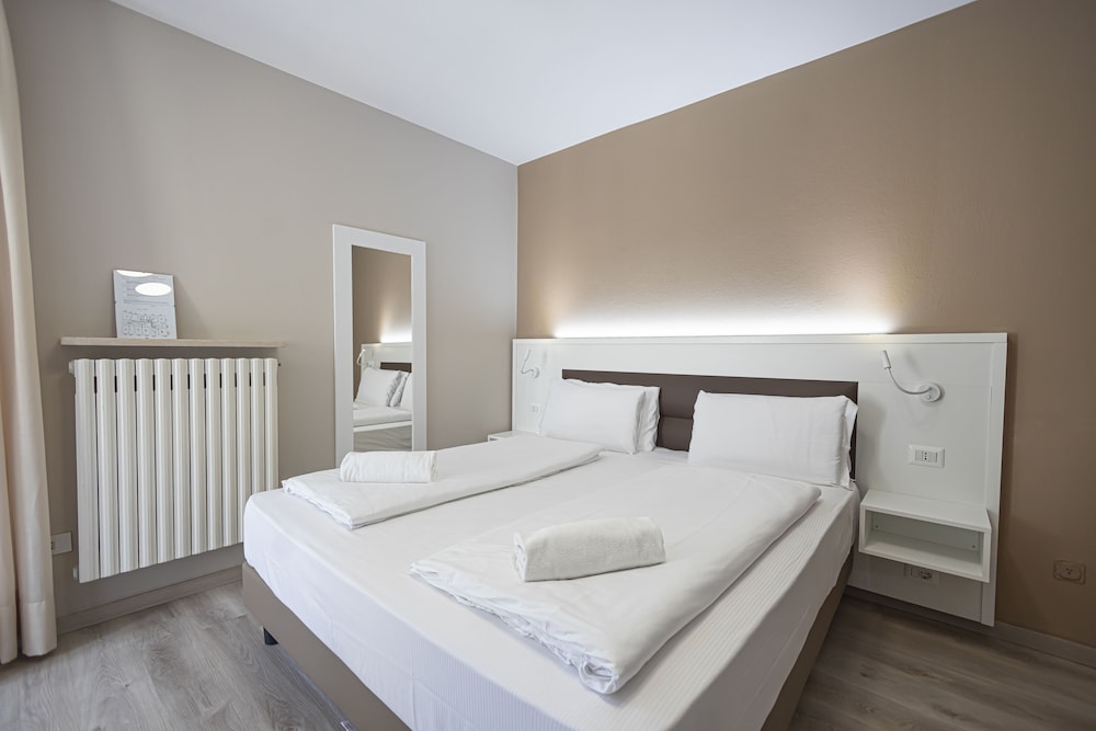 Superior Double or Twin Room, Lake View photo 1