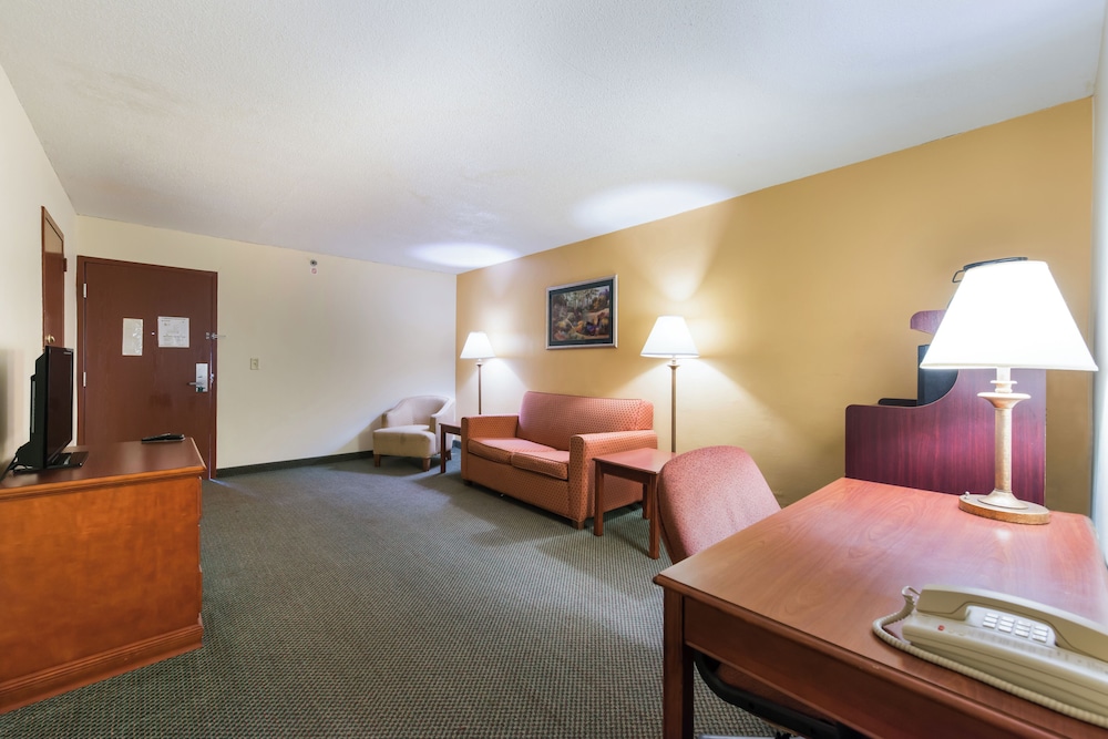 Suite, Multiple Beds, Non Smoking - Photo 4