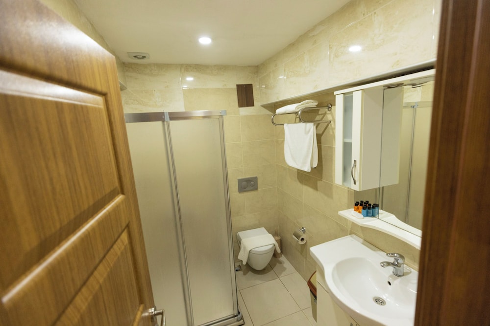 Economy Triple Room photo 3