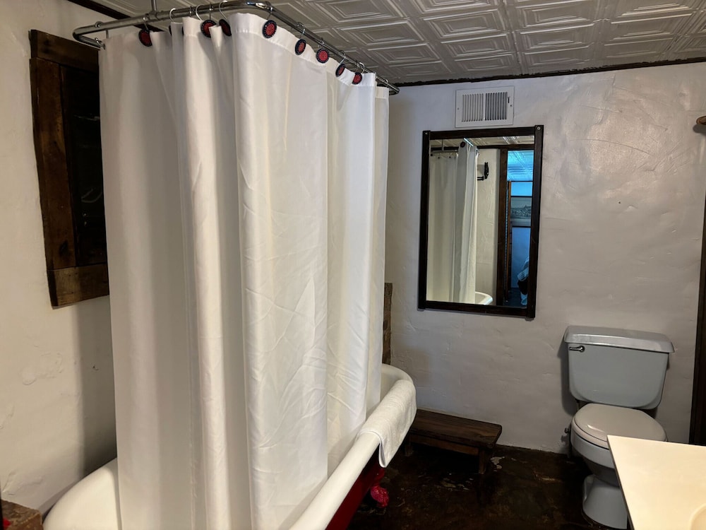Economy Double Room, Private Bathroom (Boots & Saddles) photo 3