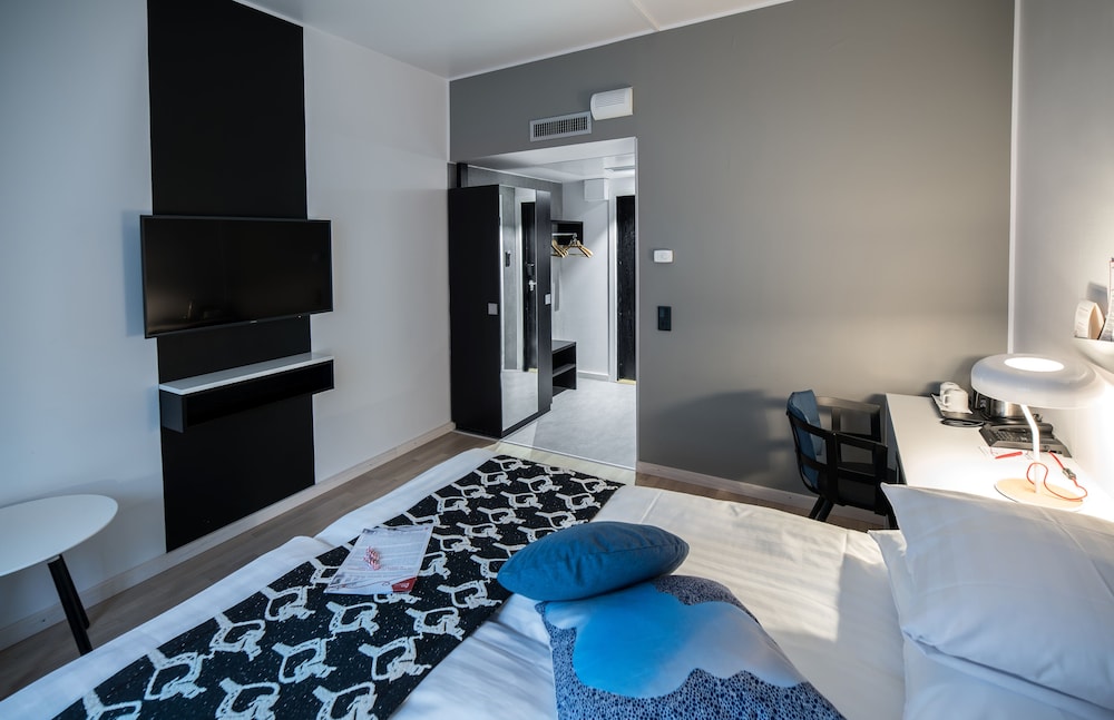 Standard Room, 1 Queen Bed
