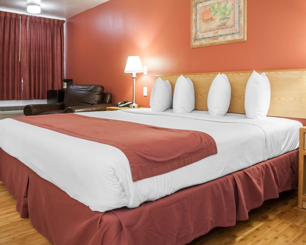 Standard Room, 1 King Bed, Non Smoking - Photo 4
