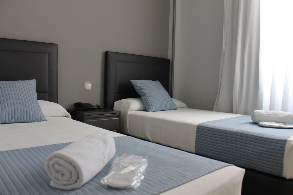 Standard Room, 2 Twin Beds - Photo 5