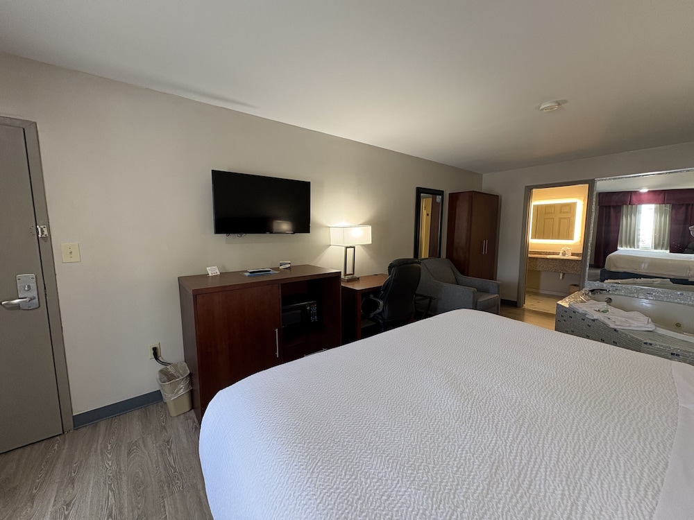 Suite (King Bed Smoking Jacuzzi Tub) - Photo 2