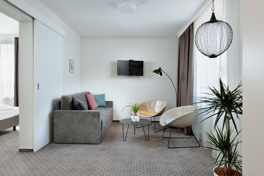 Suite - Photo 3