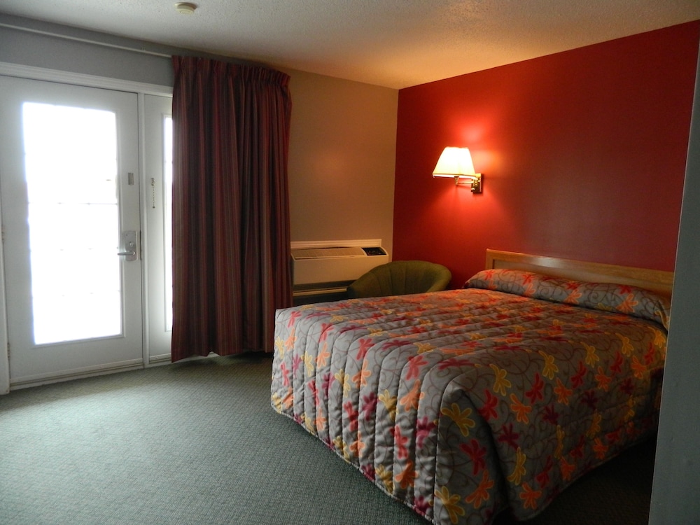 Classic Room, 1 Queen Bed (Second Floor)