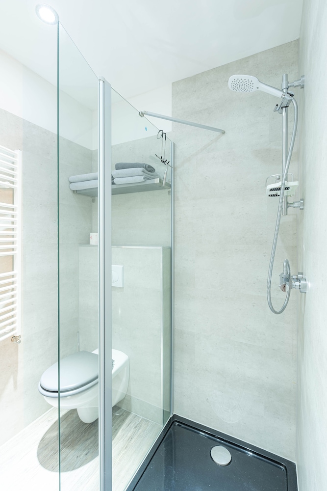 Standard Apartment, Private Bathroom, Park View (Zimmer 201) - Photo 2