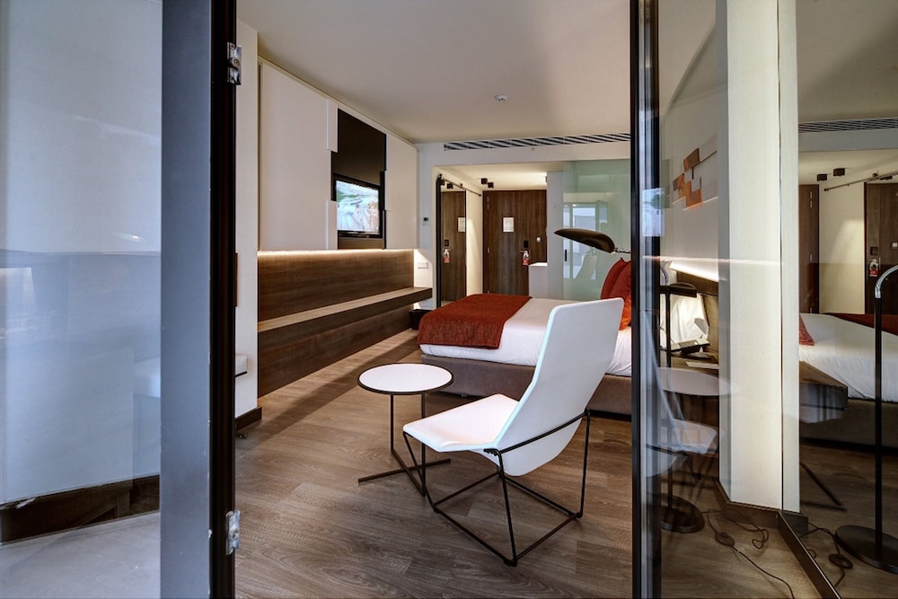 Design Room, Balcony