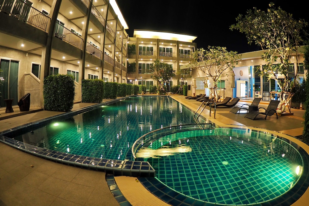 Pool Access Room - Photo 4