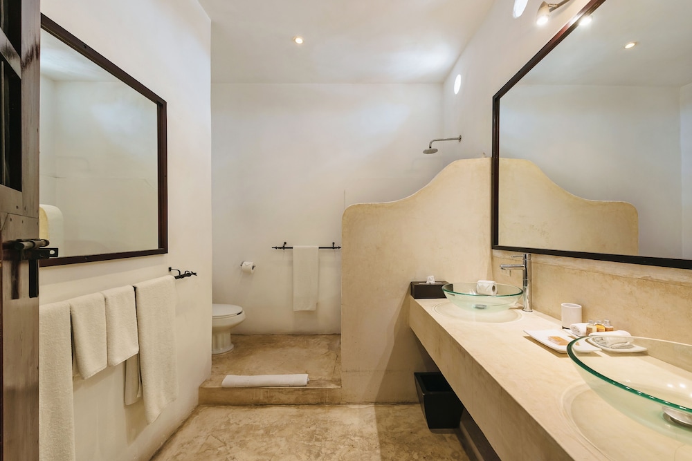 Deluxe Room, 1 King Bed - Photo 2