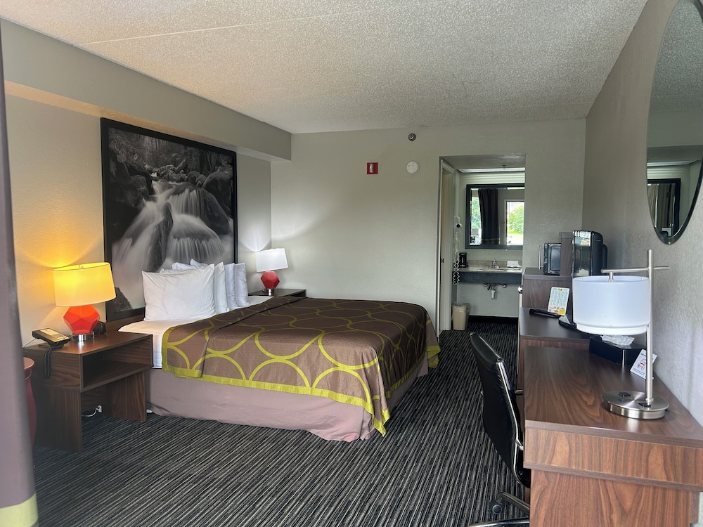 Standard Room, 1 King Bed, Non Smoking - Photo 2