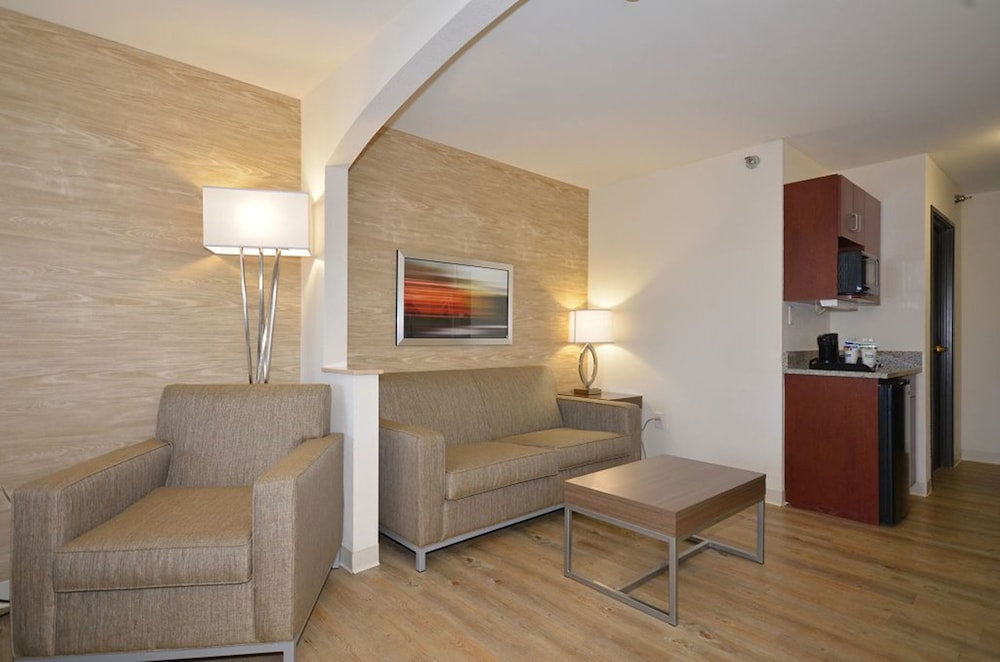 Suite, 1 King Bed (Extra Living Room) photo 3