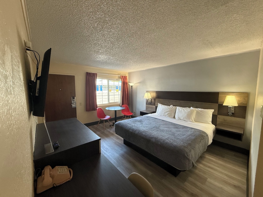 Premium Room, 1 King Bed photo 3