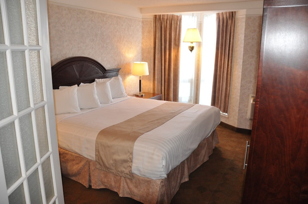 Suite, 1 King Bed, Smoking photo 2