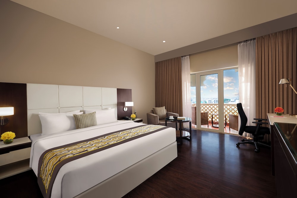 Executive Room, 1 King Bed, Balcony - Photo 4