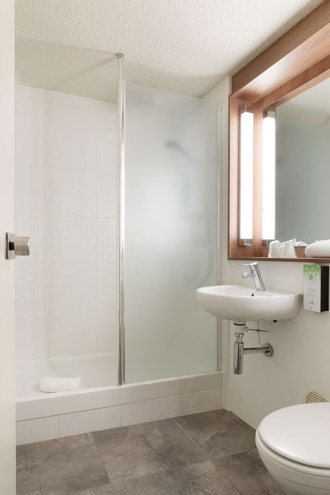 Standard Triple Room, Multiple Beds - Photo 4