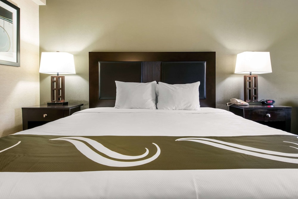 Standard Room, 1 King Bed, Non Smoking - Photo 6