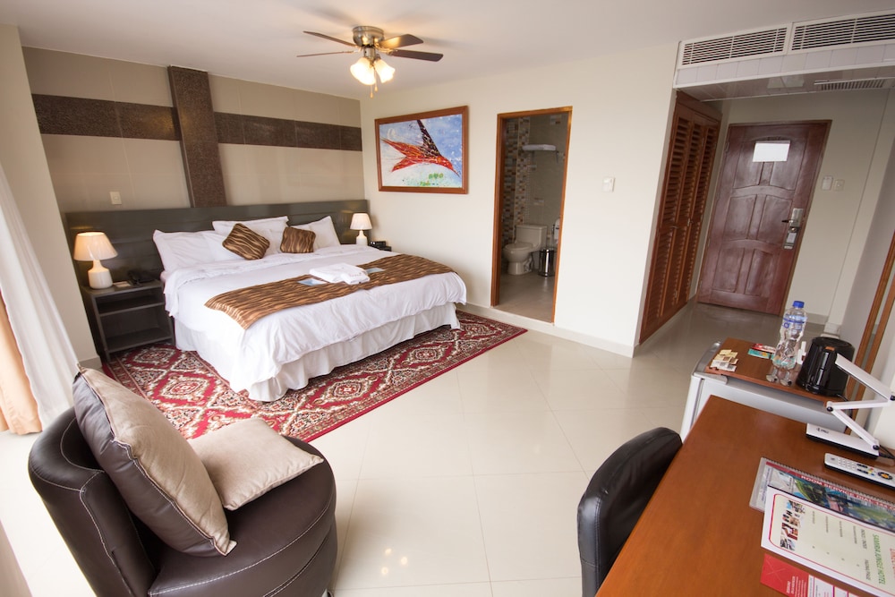 Family Room, 1 Bedroom - Photo 6