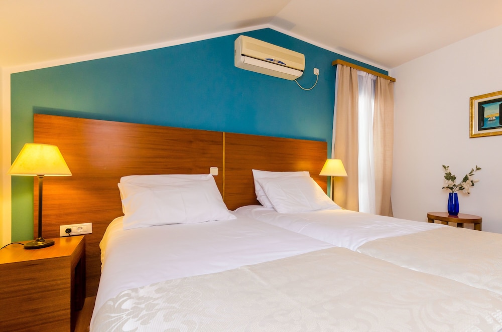 Double or Twin Room, Private Bathroom, City View photo 3