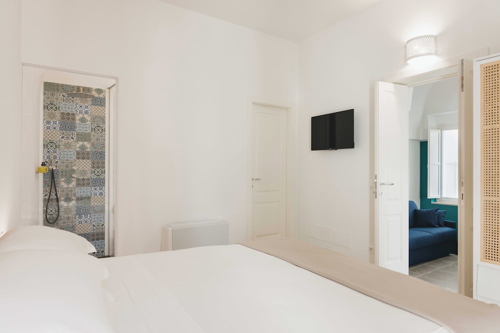 Exclusive Apartment, 1 King Bed with Sofa bed photo 3