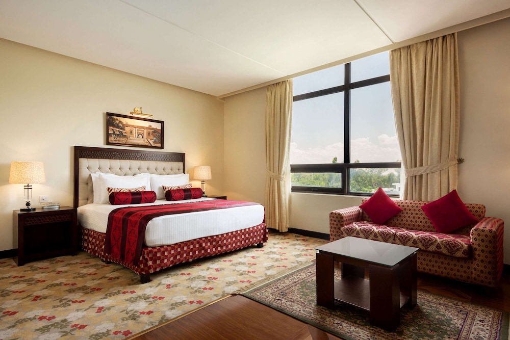 Business Room, 1 King Bed, Non Smoking photo 3