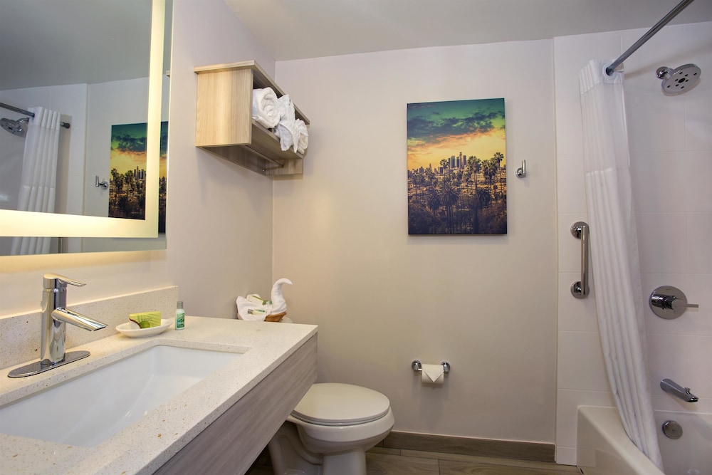 Standard Room, 1 Queen Bed, Accessible, Bathtub thumbnail 5