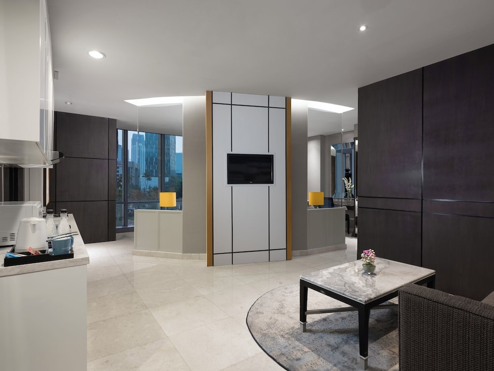 Executive Suite, 1 King Bed, Pool View (1 Bedroom Suite with Pool View)