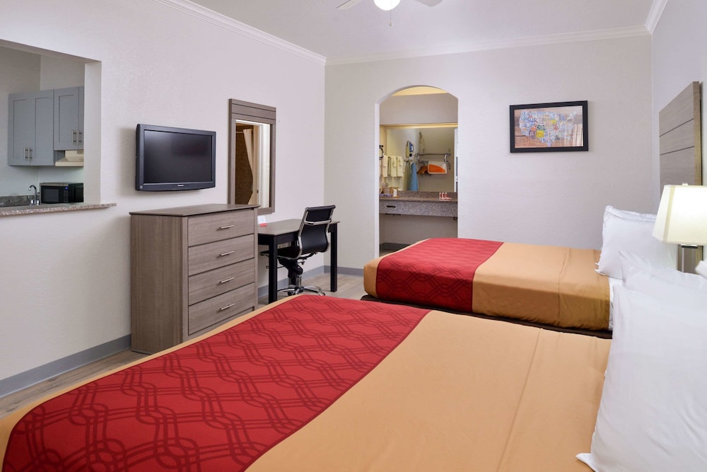 Standard Room, 2 Queen Beds, Smoking, Kitchen - Photo 1