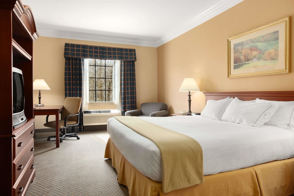 1 King Bed, Non Smoking - Photo 1