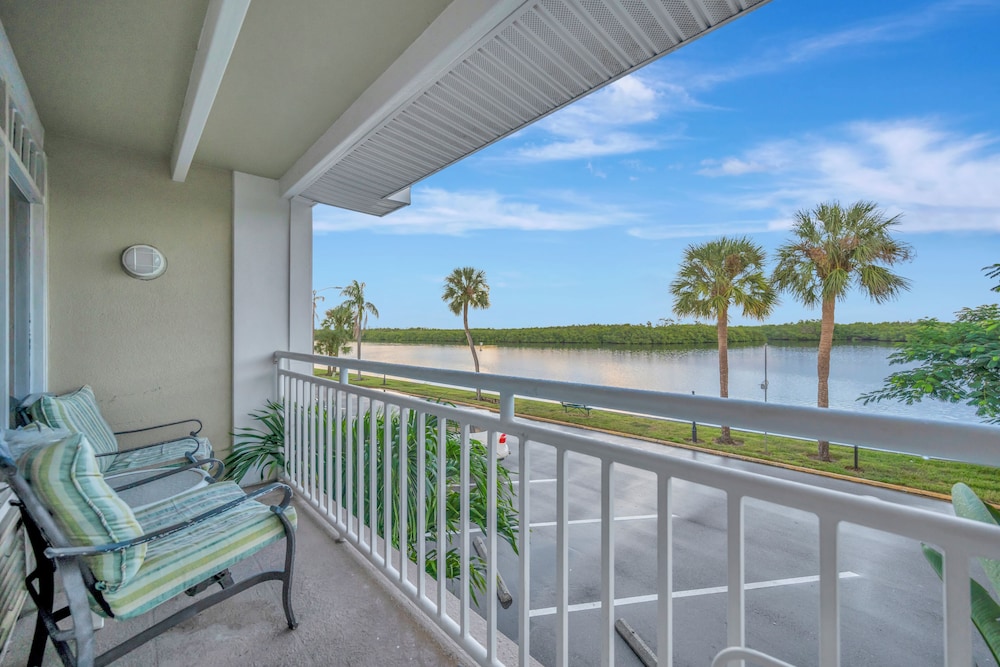 Comfort Studio, 1 Queen Bed, Balcony, Bay View photo 2