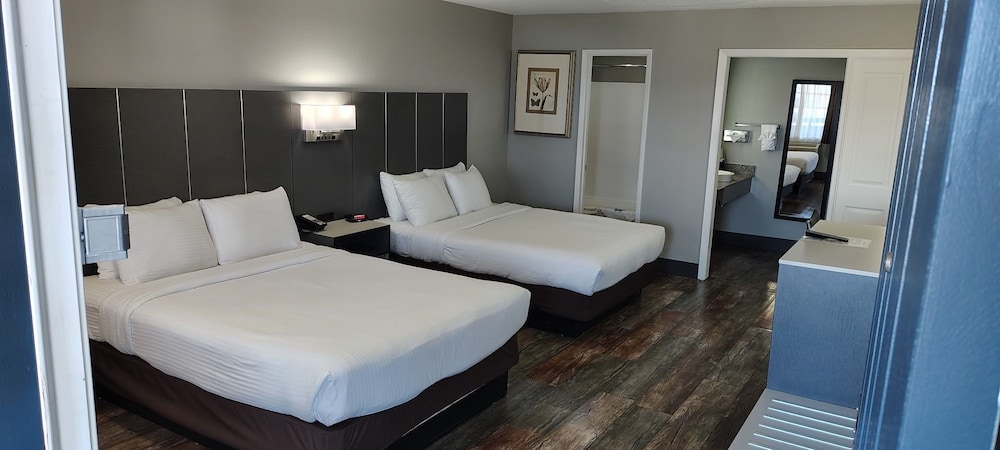 Standard Room, 2 Queen Beds, Non Smoking, Refrigerator & Microwave photo 1