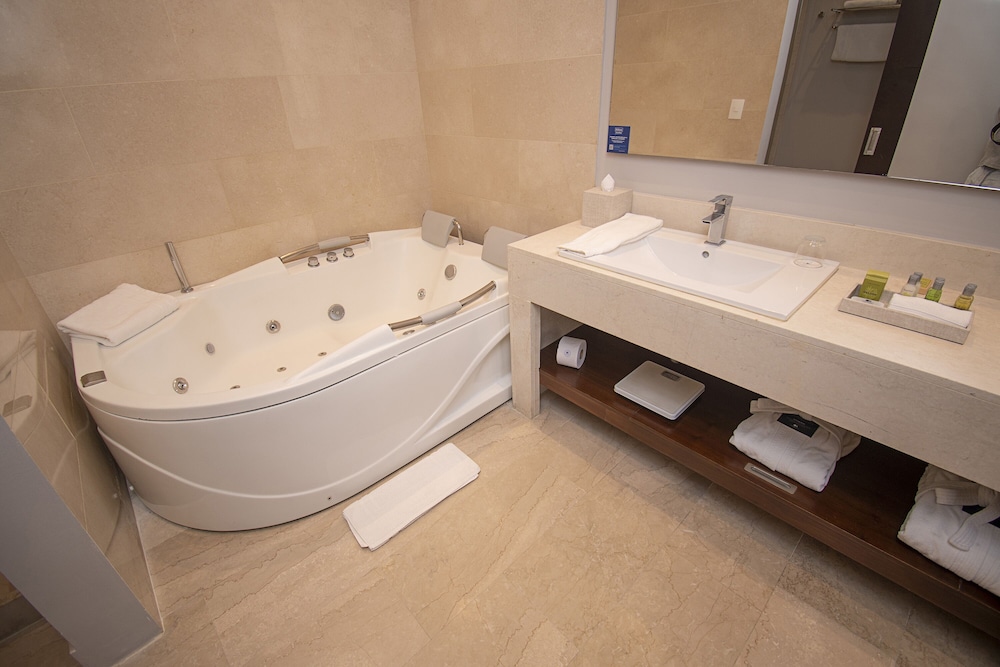 Suite, 1 King Bed, Executive Level - Photo 7