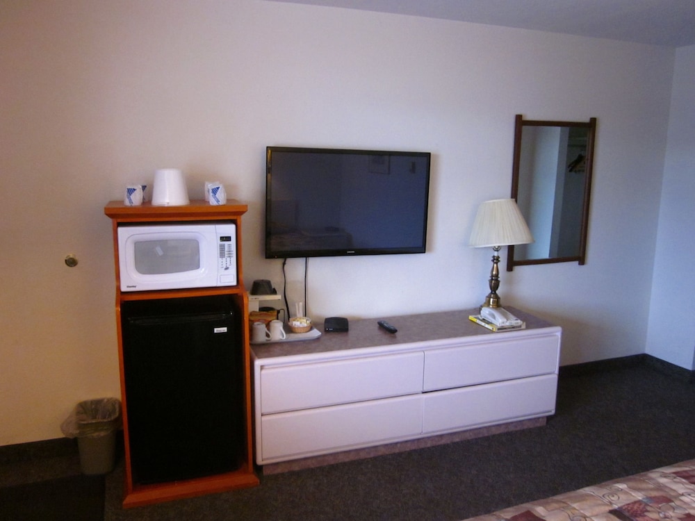 Economy Double Room, 2 Queen Beds, Smoking photo 3