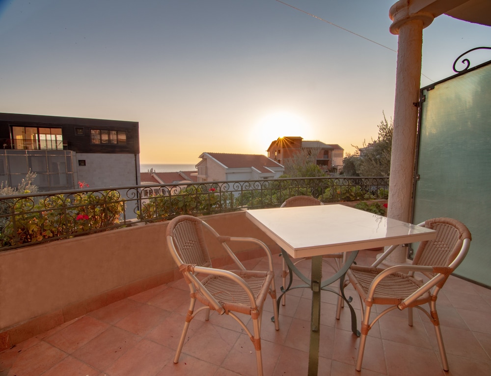 Standard Triple Room, Balcony photo 2