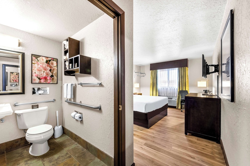 Deluxe Room, 1 King Bed, Non Smoking (1st Floor) - Photo 3
