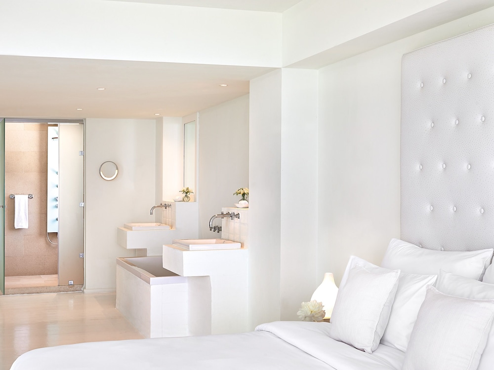 Amirandes White Suite