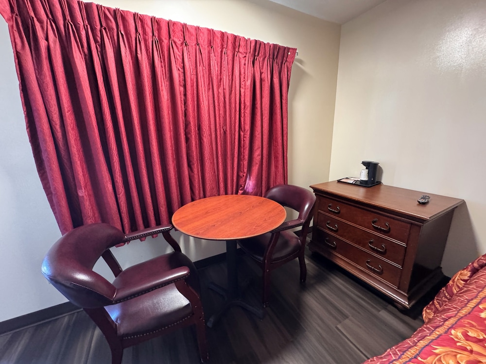 Room, 1 King Bed, Non Smoking photo 3