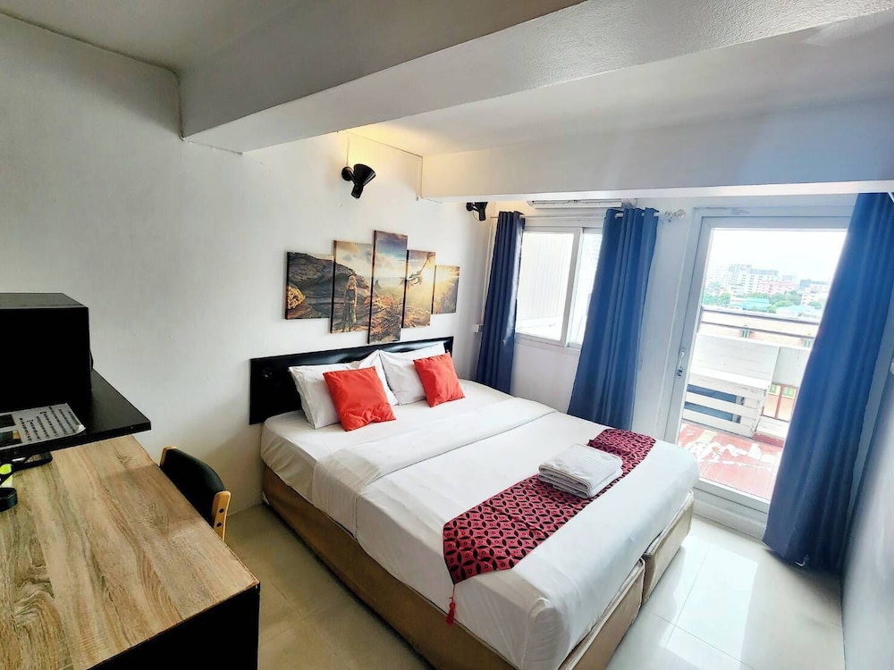 Superior Room, Non Smoking, Balcony thumbnail 6