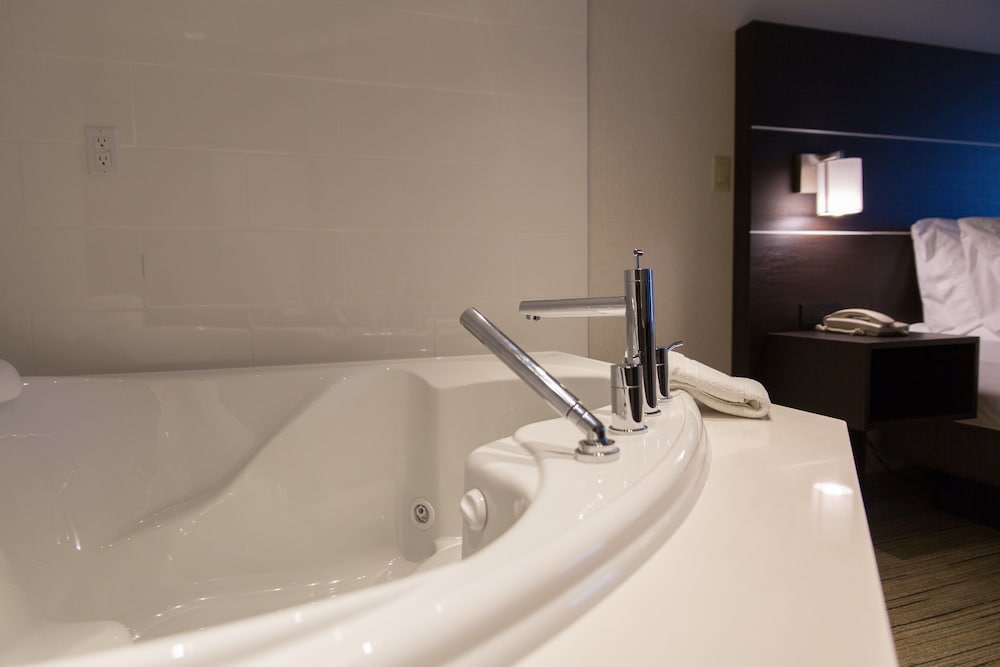 Standard Room, 1 King Bed with Sofa bed, Jetted Tub - Photo 3