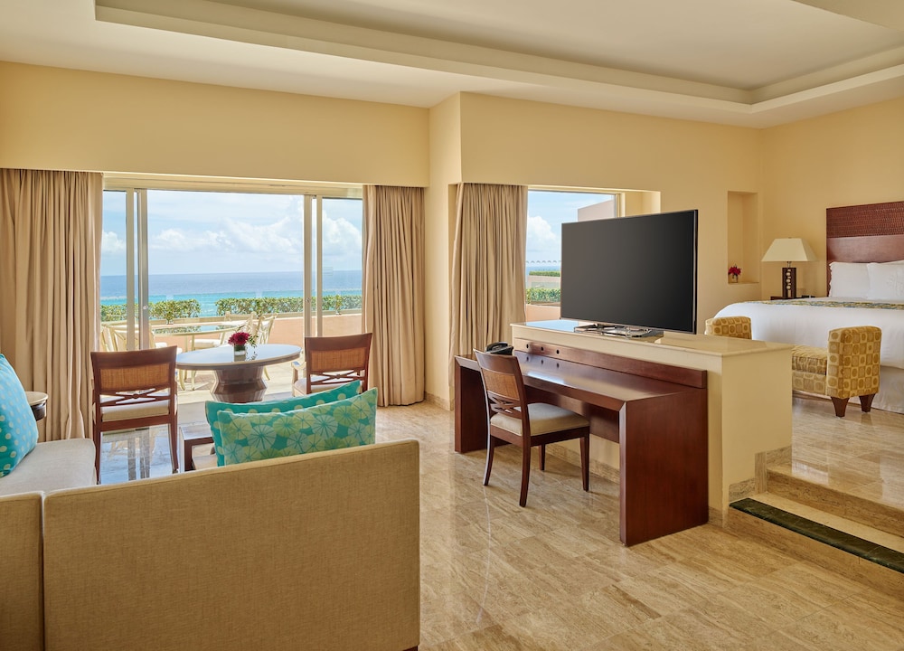 Infinite Ocean Front Honeymoon Master Suite (1 King) - Photo 3