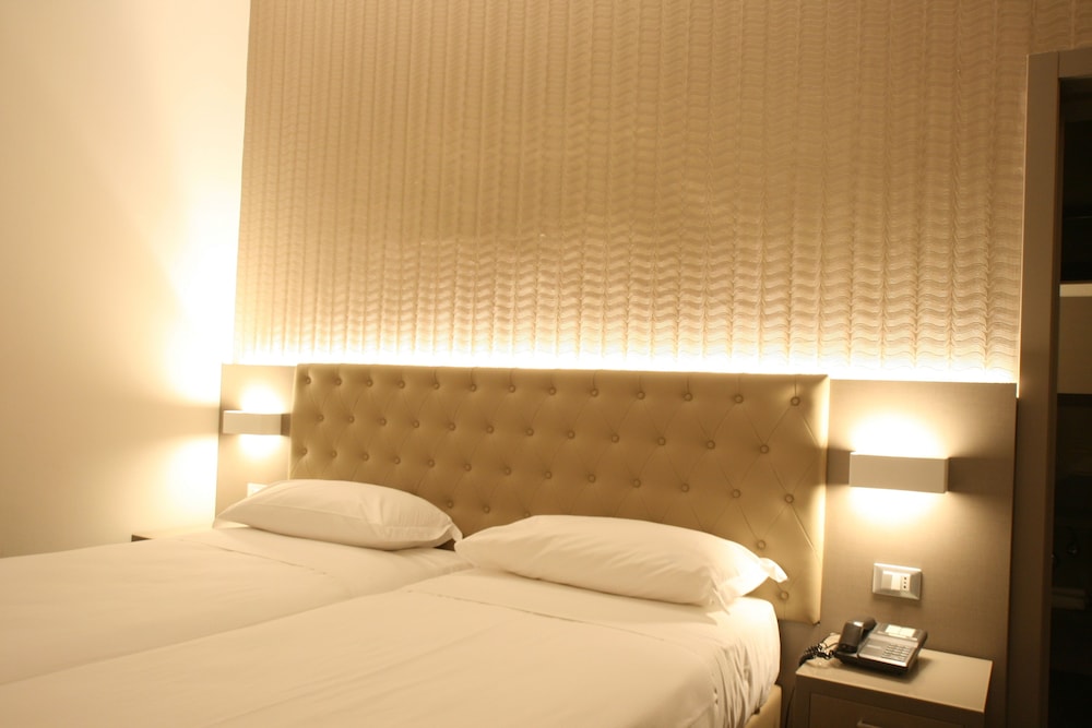 Twin Room - Photo 3