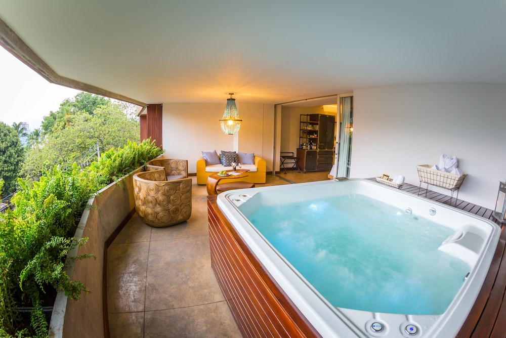 Suite, 1 King Bed, Jetted Tub - Photo 12