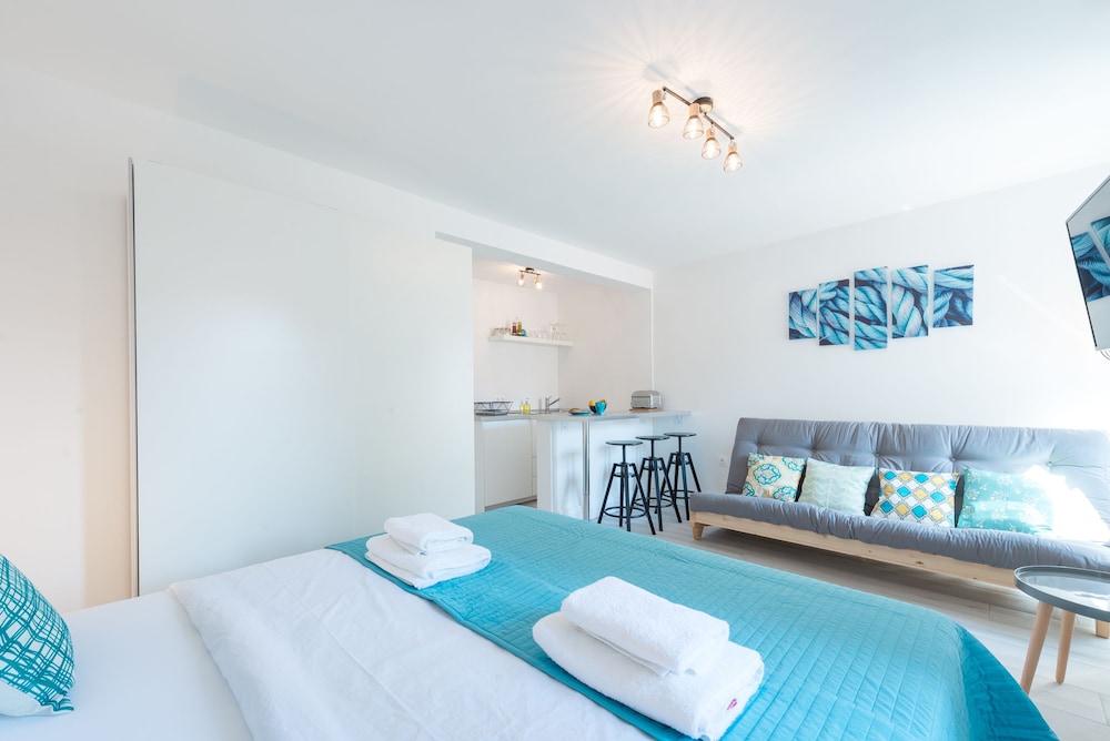 Deluxe Studio Suite