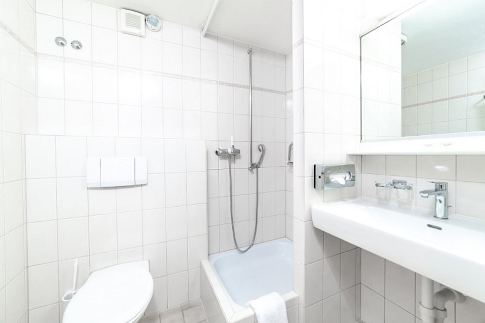 Modern Comfort Room photo 3